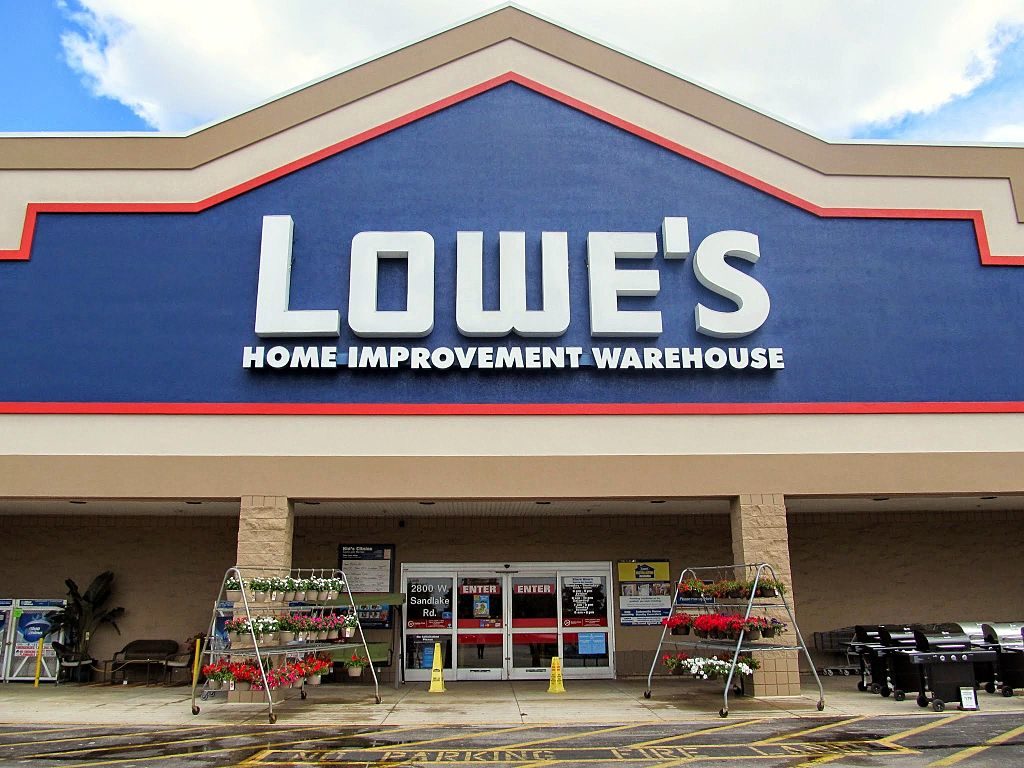 does Lowe's hire felons
